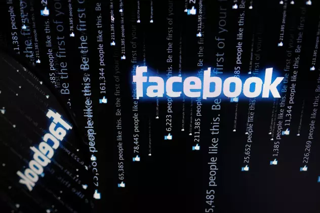 Facebook testează butonul downvote. Logo Facebook pe fundal negru ca în Matrix