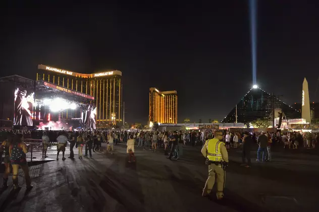 Masacru în Las Vegas | Un bărbat a povestit cum s-a adăpostit de ploaia de gloanțe. "O să-mi amintesc mereu de polițistul care a fugit spre locul de unde se trăgea"