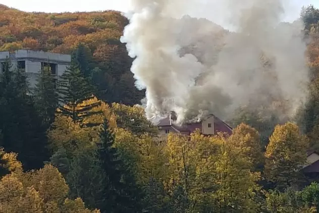 Incendiu la un hotel din staţiunea Băile Olăneşti. Aproximativ 200 de persoane au fost evacuate