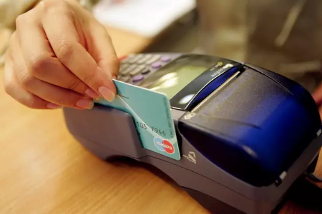 Românii accelerează digitalizarea: plățile cu cardul au crescut cu peste 50% față de 2020