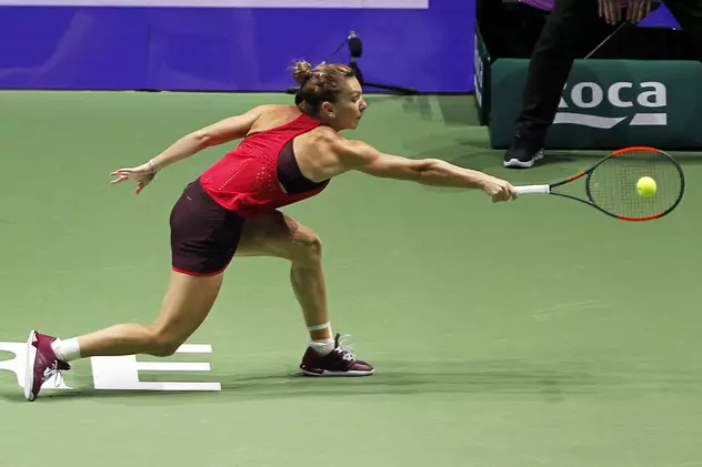 Simona Halep, alergând după o minge în timp meciului cu Caroline Garcia de la Turneul Campioanelor 2017. (FOTO: EPA)