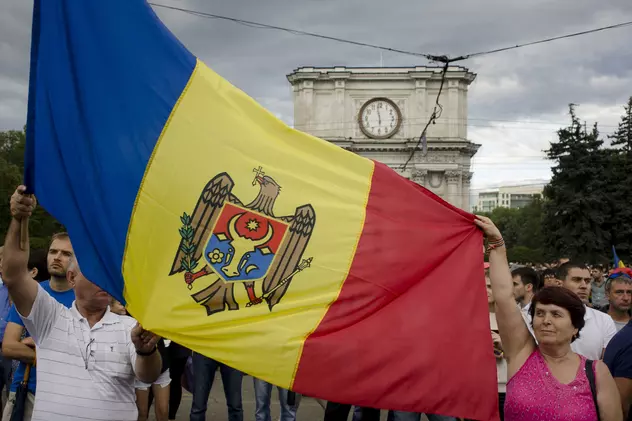 Liviu Dragnea anunță că România va realiza mari lucrări de infrastructură în Republica Moldova. Liderul PSD anunță și achiziția unei companii energetice de peste Prut de către o companie de stat românească. Aceasta ar putea fi Electrica. Steag al Republicii Moldova afișat la proteste