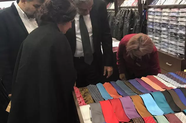 Premierul Mihai Tudose, surprins la standul de cravate într-un mall din Deva