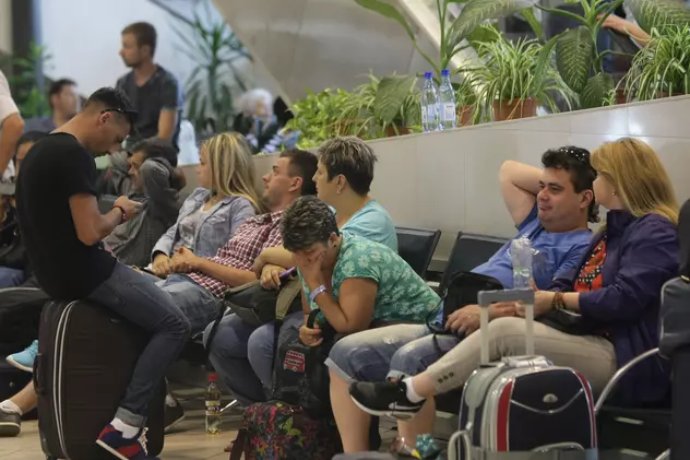 200 de turiști români sunt blocaţi de nouă ore pe un aeroport din Egipt