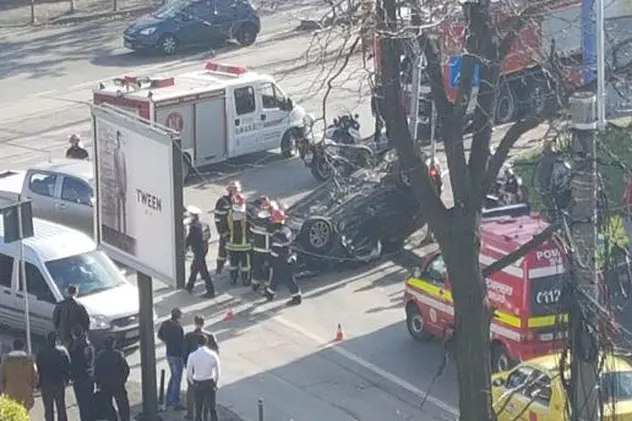 Mașină răsturnată pe strada Fabrica de Glucoză