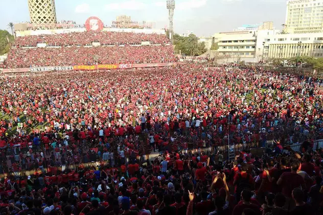 Mii de fani au invadat terenul la un antrenament al favoriților