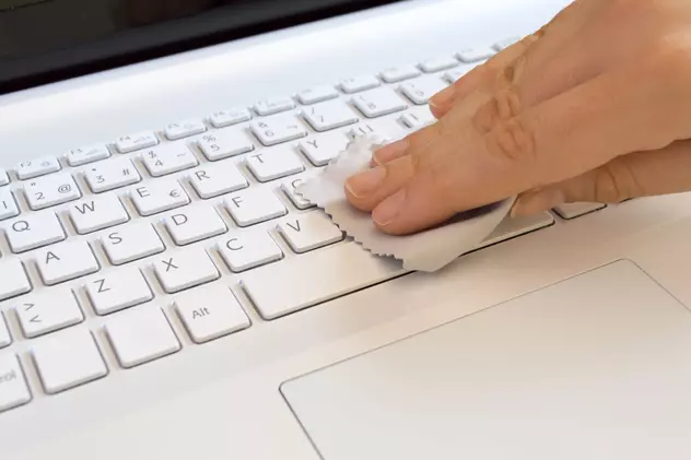 cum cureți tastatura