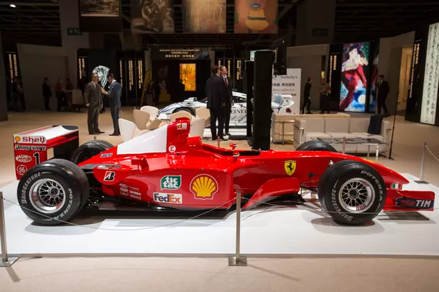 Monopostul Ferrari F2001, expus înaintea unei licitații. (FOTO: EPA)