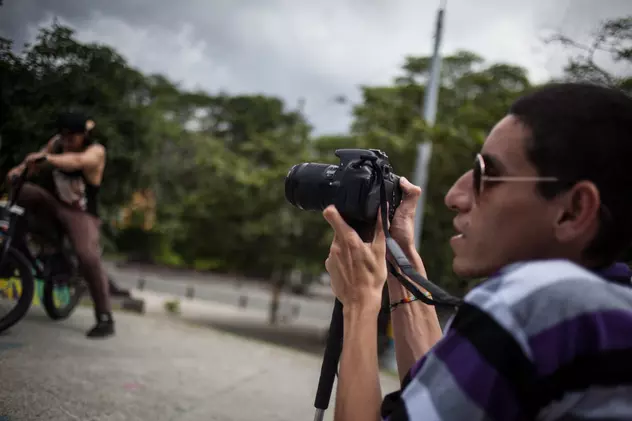 Un fotograf orb îi învață alți nevăzători să facă fotografii