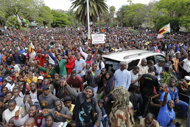 FOTO | Criză în Zimbabwe: Mii de oameni au ieșit pe străzi pentru cere demisia lui Robert Mugabe