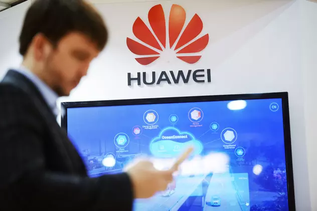 FBI, CIA și NSA nu vor să cumpărați smartphone-uri Huawei. Bărbat cu sigla Huawei în spate