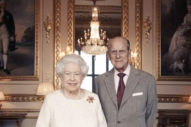 FOTO | O poveste ca-n basme. Regina Elisabeta a II-a și prințul Philip aniversează 70 de ani de căsnicie: “Cu adevărat îndrăgostită”