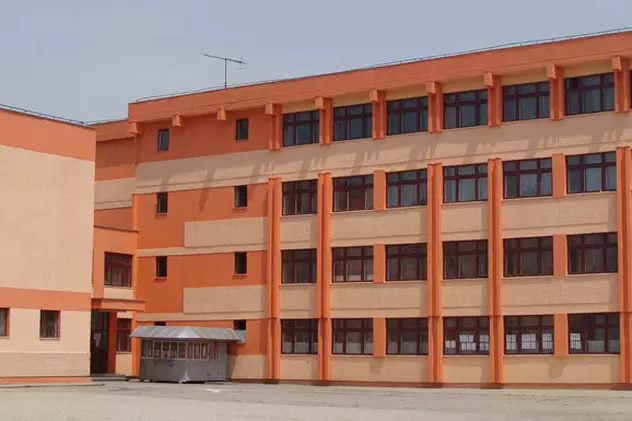 Un elev din Ploiești a fost tuns la școală de o profesoară pentru că avea părul prea lung