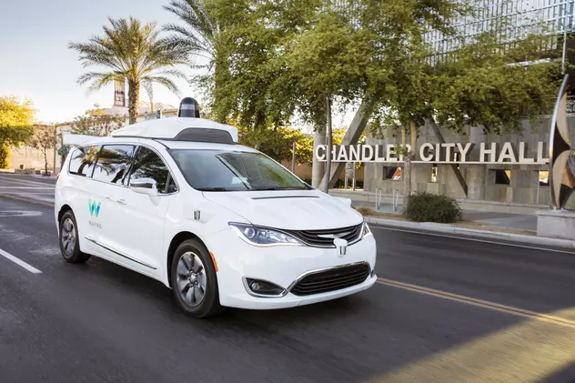 Google a lansat taxiuri fără șofer în Phoenix, Arizona. Mașină Chrysler Pacifica cu sistemele Google, complet autonomă, pe străzile din Chandler, o suburbie a metropolei Phoenix