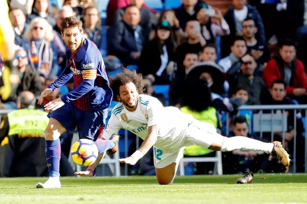 Lionel Messi (stânga), atacantul Barcelonei, trece în dribling de Marcelo, fundașul lui Real Madrid. (FOTO: EPA)