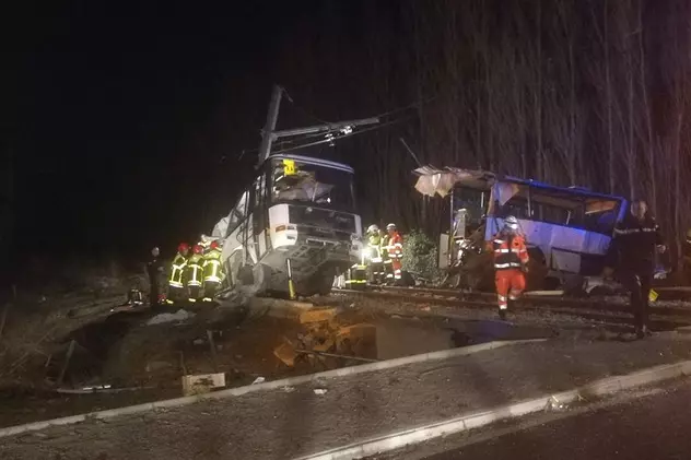VIDEO & FOTO | Șase elevi au murit în Franța, după ce un autobuz școlar a fost spulberat de un tren