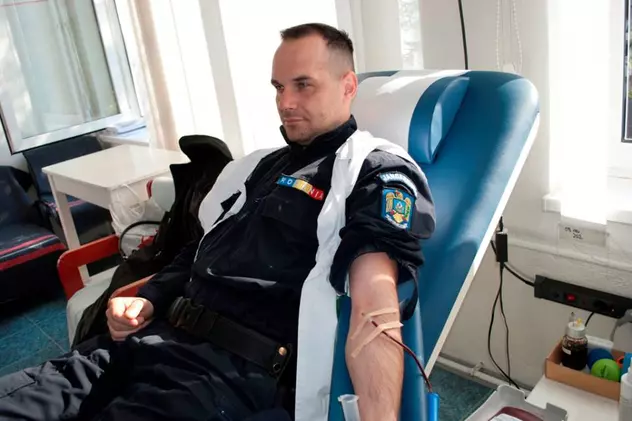 Jandarmii au donat sânge pentru fetiţa colegului lor, rănită în accidentul din Braşov
