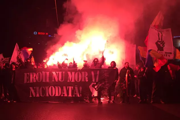 FOTO/ Marșul Eroilor: suporterii ASU Poli au strigat „Jos Comuniștii” și „Libertate” pe străzile Timișoarei