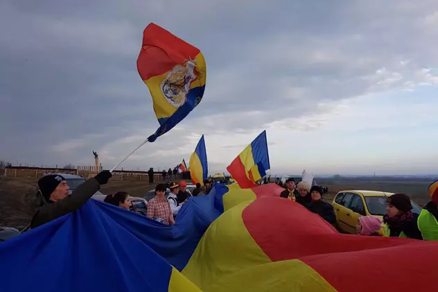 FOTO/”Revelionul Unioniștilor”. Românii și basarabenii au întins un steag de o sută de metri peste Prut