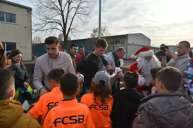 EXCLUSIV/ Tănase și Niță, ”ajutoarele” lui Moș Crăciun! Suprize în lanț, pentru copiii și juniorii de la FCSB, la baza din Berceni!