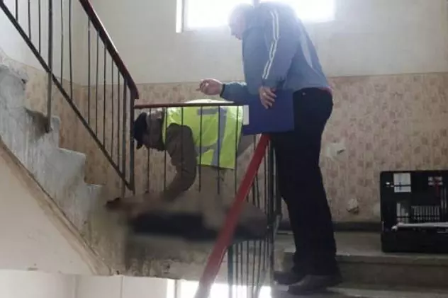 Un bărbat din Satu Mare a căzut peste balustrada scării