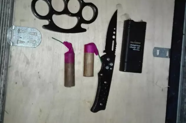 Arme albe descoperite de jandarmi la Piața Universității
