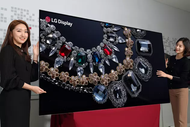 LG prezintă primul televizor OLED cu rezoluție 8K. Teevizor inteligent LG OLED 8K de 88 inchi, realizat cu ecran de la LG Display și două fete frumoase lângă el