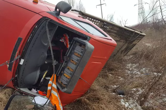 Un mort și doi răniți după ce un vehicul-platformă s-a răsturnat la marginea municipiului Ploiești