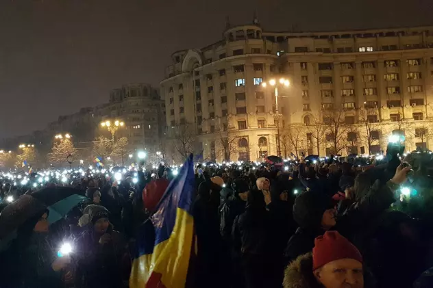 FOTO&VIDEO/ Protest în Bucureşti. Peste 30.000 de oameni au ieșit în stradă, sâmbătă seară