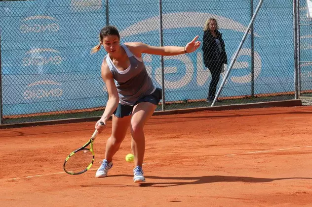 Ioana Loredana Roșca, câștigătoarea probei de dublu junioare la Roland Garros 2014, luptă ca să poată juca tenis. E studentă, a lucrat barmaniță în Spania și strânge bani pe internet