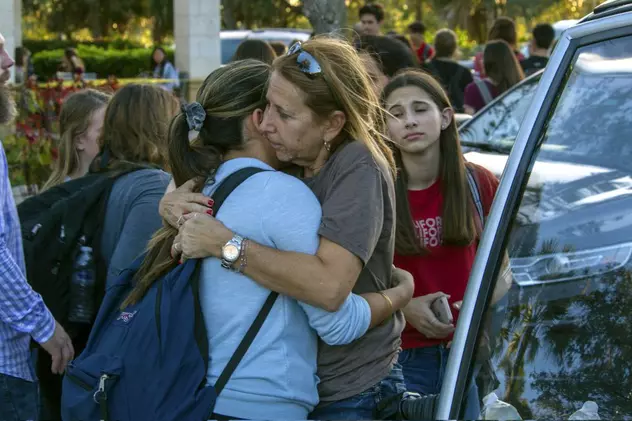 Mărturiile supraviețuitorilor atacului de la liceul din Florida. „Am auzit trei focuri de armă, apoi...”