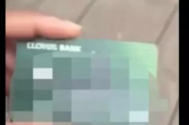 O femeie din Londra a găsit un card contactless pe stradă și s-a filmat când a cumpărat haine și mâncare