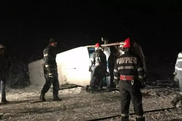 Un microbuz cu 13 persoane s-a răsturnat, în județul Vaslui, în urma ninsorilor