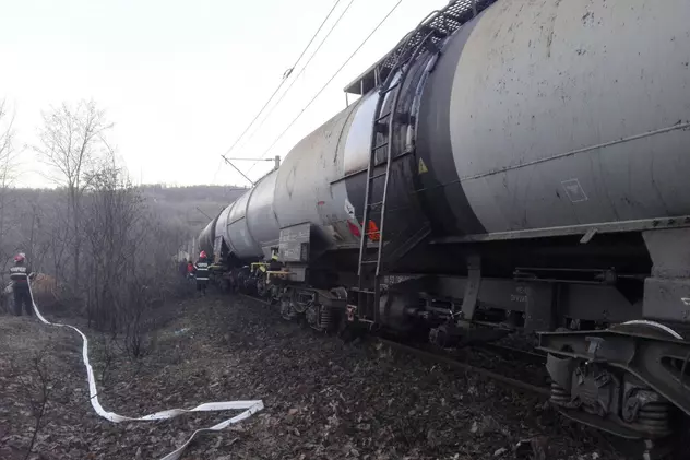 UPDATE / Un tren de marfă încărcat cu motorină a deraiat în județul Mehedinți. Circulația a fost reluată