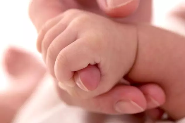 Un bebeluș din Botoșani e în stare gravă la spital după ce mama i-a desfundat nasul