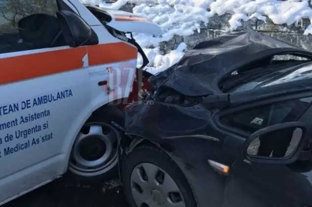 Ambulanţă implicată într-un accident, la Iași. O asistentă a fost rănită
