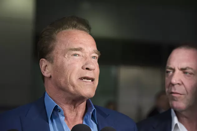 Cuvintele lui Schwarzenegger după operație. Schwarzenegger îmbrăcat într-un sacou albastru