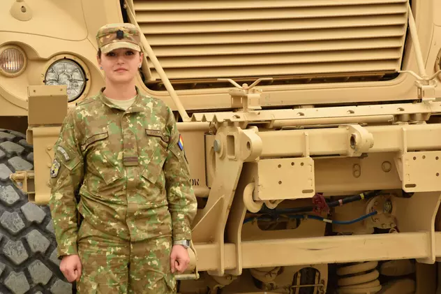 EXCLUSIV/Femeie într-o zonă de război. La 27 de ani, Roxana se ocupă de comunicațiile militarilor români din Afganistan