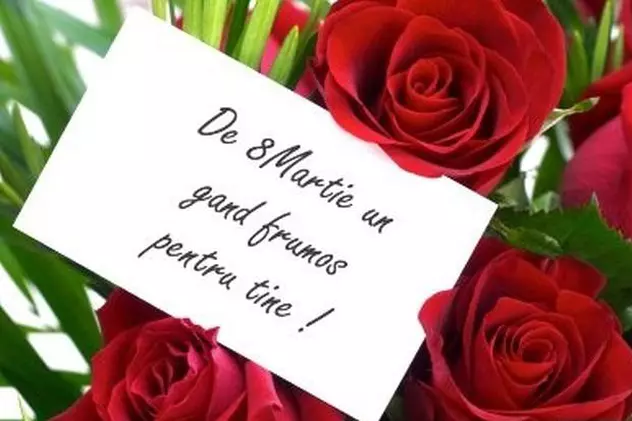 Felicitări de 8 martie- Buchet de trandafiri roșii alături de un text cu urări de 8 martie