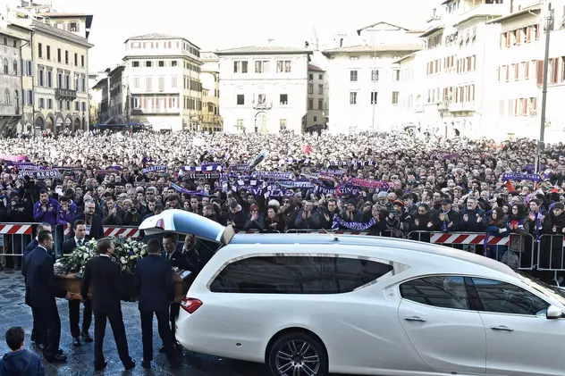Momente emoționante la înmormântarea lui Davide Astori. 10.000 de oameni, la funeralii. Soției Francesca i s-a făcut rău! Tătărușanu și Ianis Hagi, în Piața Santa Croce | FOTO&VIDEO