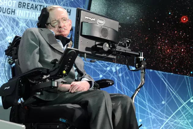 A fost lansată ultima carte a lui Stephen Hawking. Stephen Hawking, în celebrul său scaun cu rotile