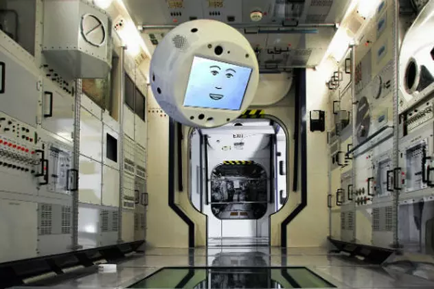 IBM trimite supercomputerul Watson în spațiu. Acesta va fi ”mintea” robotului CIMON, realizat de către Airbus, și va ajuta astronauții de pe Stația Spațială Internațională. Robotul CIMON plutind într-o navă