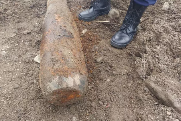 O bombă din al doilea Război Mondial, găsită într-un sat din judeţul Braşov