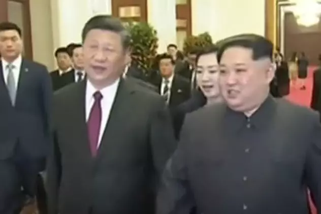 China salută anunţul Coreei de Nord privind suspendarea testelor nucleare. Președintele chinez Xi Jinping, în stânga, alături de liderul nord-coreean Kim Jong-un