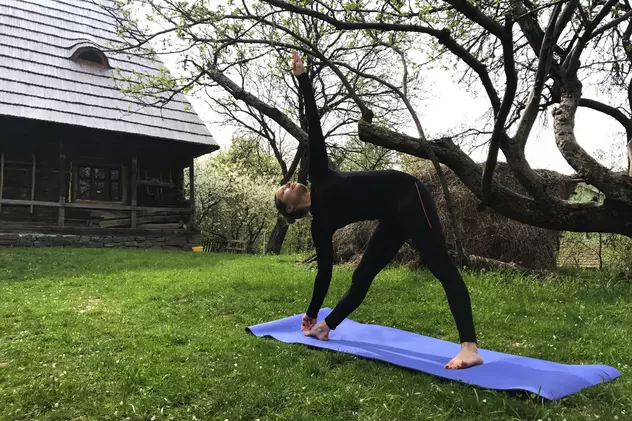 Ce vedete de la noi practică yoga