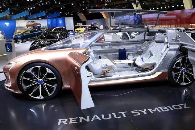 Renault și Nissan vor instala Android pe viitoarea generație de autoturisme. Mașină Renault la un salon auto