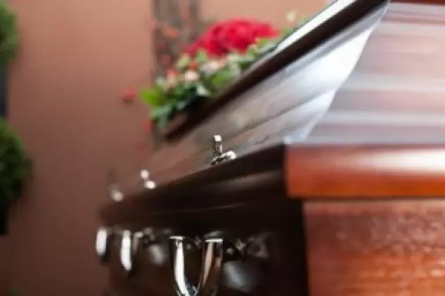 Un bărbat a organizat recent funeraliile fratelui mort în 2016. O soră a avut o bănuială sumbră
