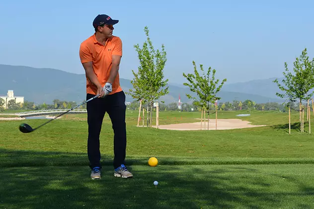 Cosmin Contra joacă golf la turneul de la Teleac