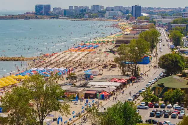 Zile libere în august 2018. Vedere de sus cu o plajă de pe litoralul românesc