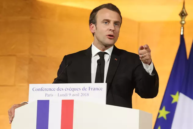 Francezii așteaptă măsuri din partea lui Emmanuel Macron. Emmanuel Macron, la un pupitru cu drapelul Franței, arătând cu degetul